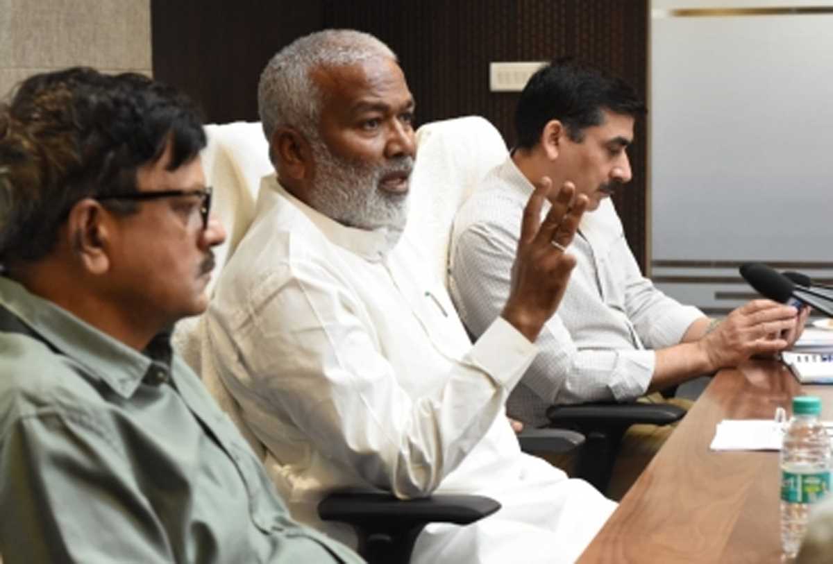 पीएचसी बंद मिलने के मामले पर जांच के आदेश